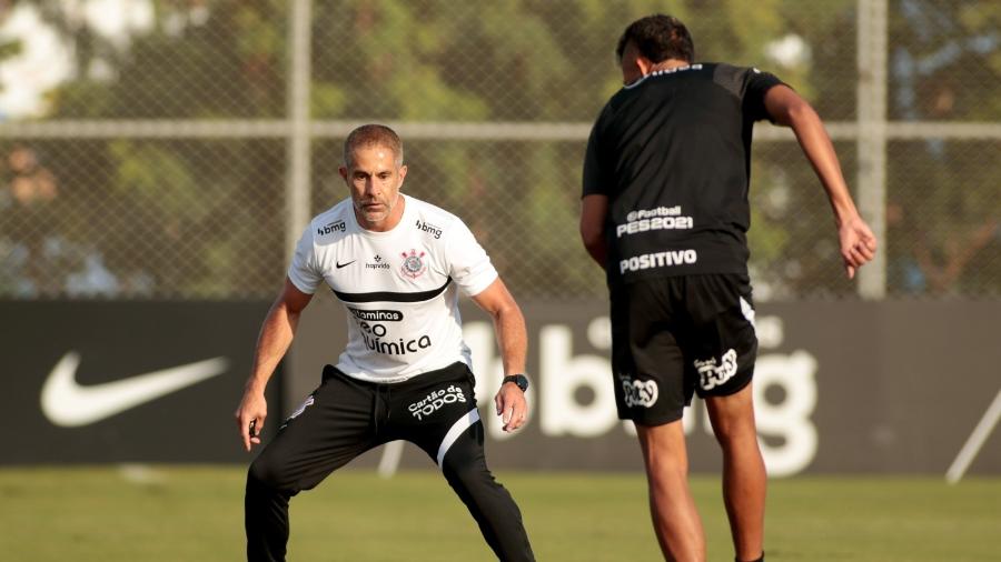 Sylvinho no comando do treino do Corinthians no CT Joaquim Grava - Rodrigo Coca/Agência Corinthians