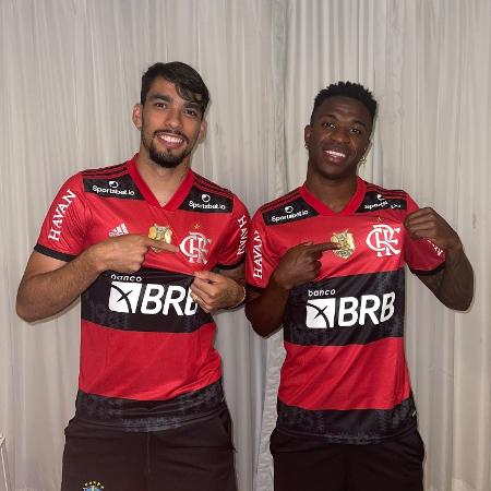Lucas Paquetá e Vinicius Jr. posam com a camisa do Flamengo