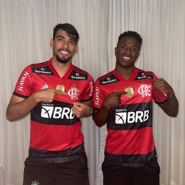 Lucas Paquetá e Vinicius Jr. posaram com a camisa do Flamengo