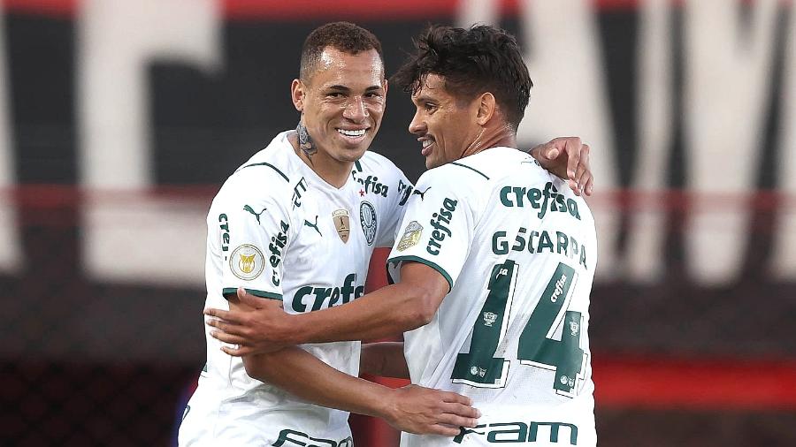 Breno Lopes e Gustavo Scarpa comemoram gol do Palmeiras sobre o Atlético-GO, pelo Brasileirão - Cesar Greco/Palmeiras