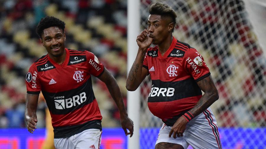 Vitinho e Bruno Henrique comemoram o 2º gol do camisa 27, em partida entre Flamengo e Barcelona-EQU, pela Libertadores - Staff Images / CONMEBOL