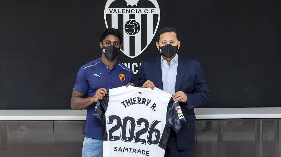 Thierry Correia renovou contrato com o Valencia até junho de 2026 - Divulgação/Valencia