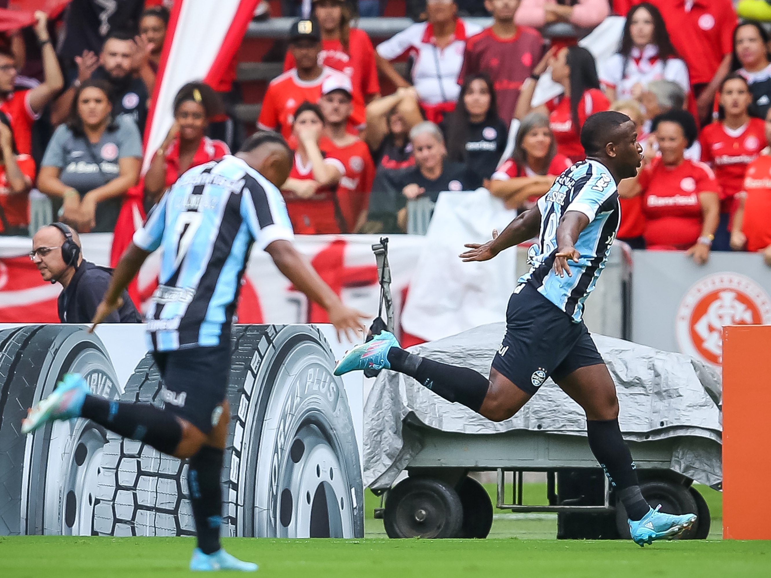 Jogador do Grêmio de R$ 560 milhões marca 2 gols no Inter e dá show no  Beira-Rio