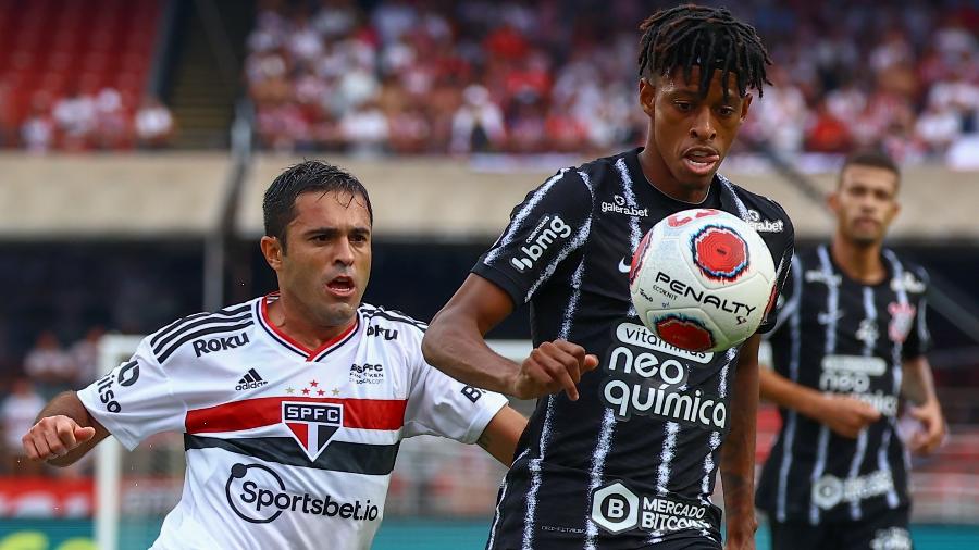 Eder e Robson Bambu disputam lance no clássico entre São Paulo e Corinthians - Marcello Zambrana/AGIF