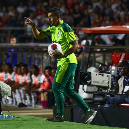 Técnico do Palmeiras, Abel Ferreira, chama atenção durante jogo contra o São Paulo na final do Paulistão 2022 - Marcello Zambrana/AGIF