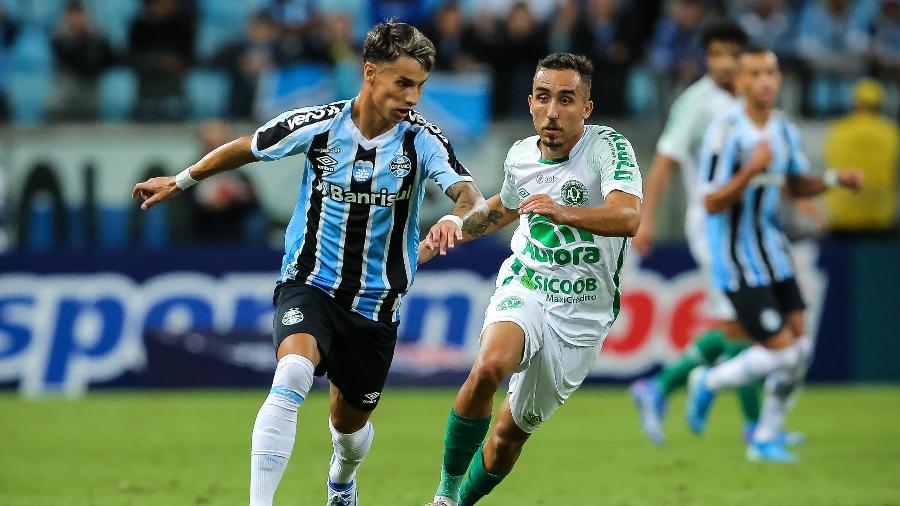 Ferreira, do Grêmio, disputa lance com Luizinho, da Chapecoense, durante partida pela Série B - Pedro H. Tesch/AGIF