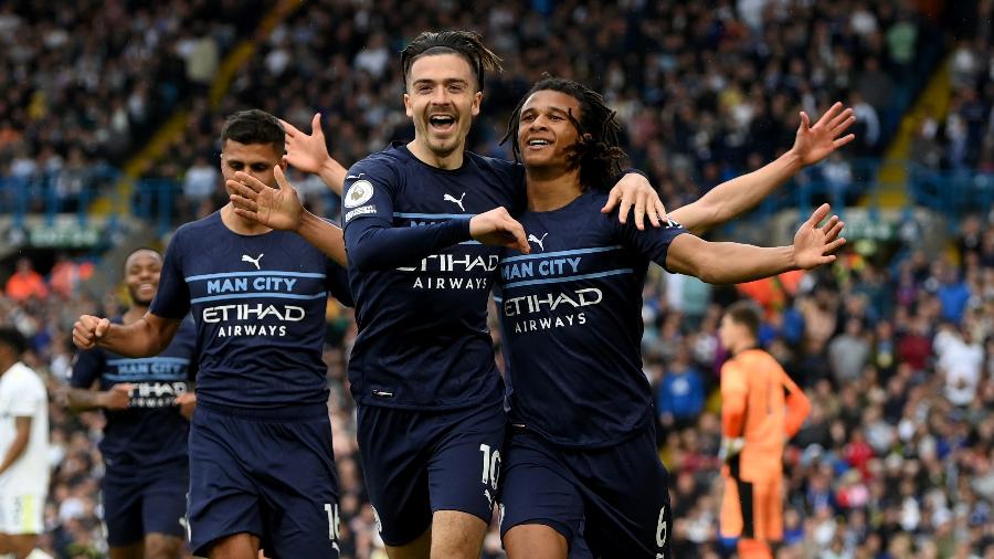 Jogadores do Manchester City comemoram gol sobre o Leeds United no Campeonato Inglês - Michael Regan/Getty Images