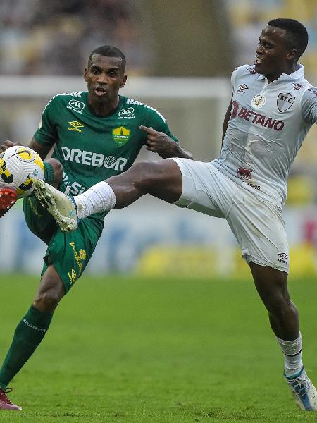 Jhon Arias, do Fluminense, disputa lance com Marllon, do Cuiabá, durante partida no Campeonato Brasileiro