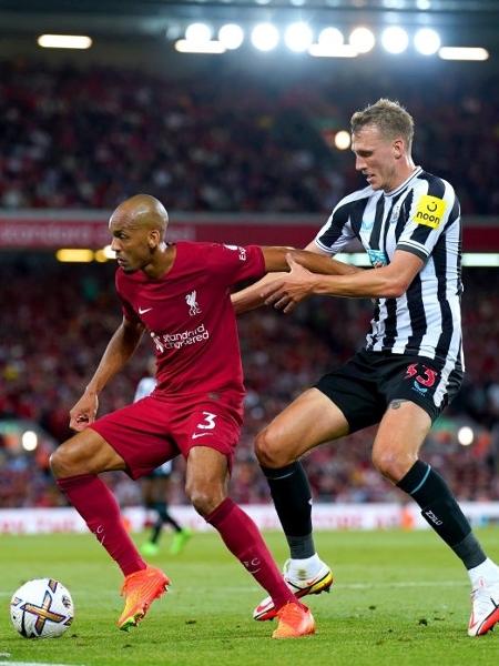 Fabinho, do Liverpool, e Dan Burn, do Newcastle United, disputam a bola durante a partida da Premier League - Tim Goode/PA Images via Getty Images