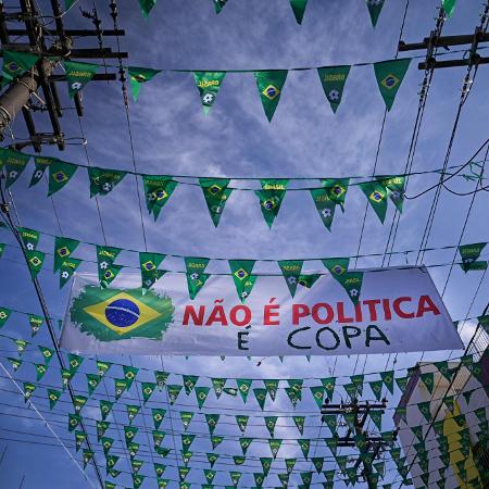 Decoração da rua Francisco Bicalho, no bairro Caiçara, em Belo Horizonte, para a Copa do Mundo - DOUGLAS MAGNO / AFP