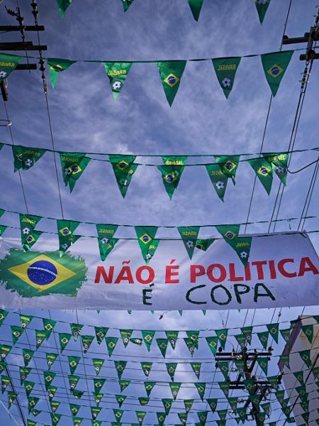 Decoração da rua Francisco Bicalho, no bairro Caiçara, em Belo Horizonte, para a Copa do Mundo - DOUGLAS MAGNO / AFP