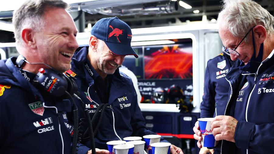 Adrian Newey serve café para Christian Horner e Helmut Marko - Dan Istitene/Getty Images