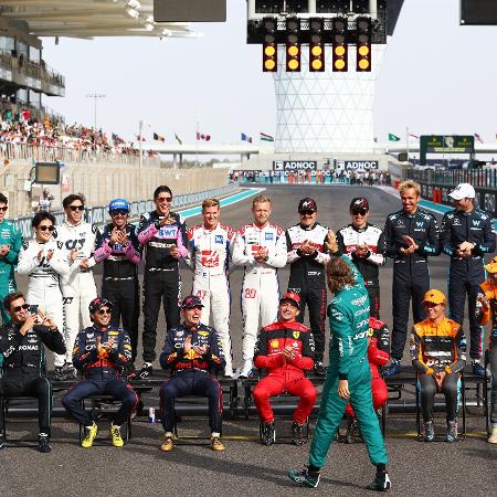 Sebastian Vettel é saudado pelos pilotos em seu GP de despedida - Bryn Lennon/Formula 1 via Getty Images