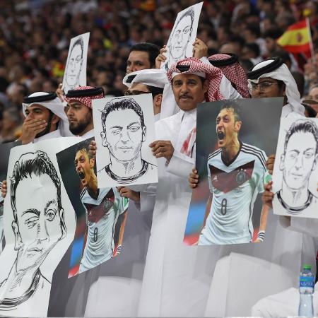 Torcedores do Qatar usam cartazes como foto de Ozil para criticar protesto da Alemanha em estreia na Copa do Mundo - Charlotte Wilson/Offside/Offside via Getty Images