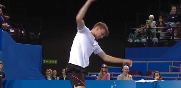 Tênis: Tenista se revolta e quebra três raquetes em 30 segundos; veja