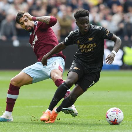 Saka e Lucas Paquetá disputam bola em jogo entre Arsenal e West Ham