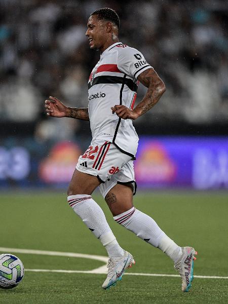 David, do São Paulo, em ação contra o Botafogo, na estreia do Brasileirão - Thiago Ribeiro/AGIF