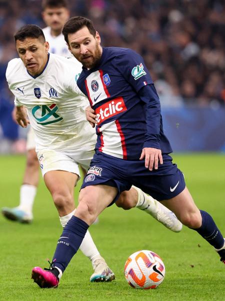 Lionel Messi, do PSG, e Alexis Sánchez, do Olympique de Marseille, em partida pela Copa da França. - Jean Catuffe/Getty Images