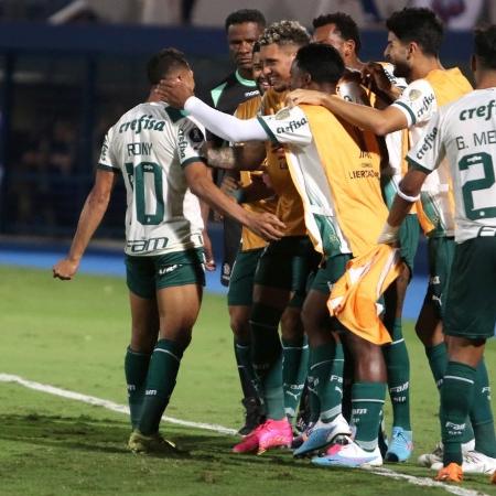 Rony comemora com os jogadores do Palmeiras na vitória contra o Cerro Porteño - Christian Alvarenga/Getty Images