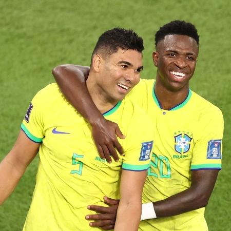 Casemiro e Vinícius Júnior durante Brasil x Suíça, na Copa do Mundo de 2022 - Robert Cianflone/Getty Images