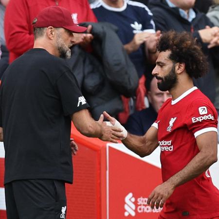 Jürgen Klopp, técnico do Liverpool, cumprimenta o atacante Mohamed Salah