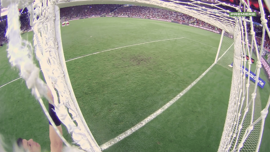 Auxiliar conserta rede furada do gol do Maracanã durante partida entre Flamengo e Inter