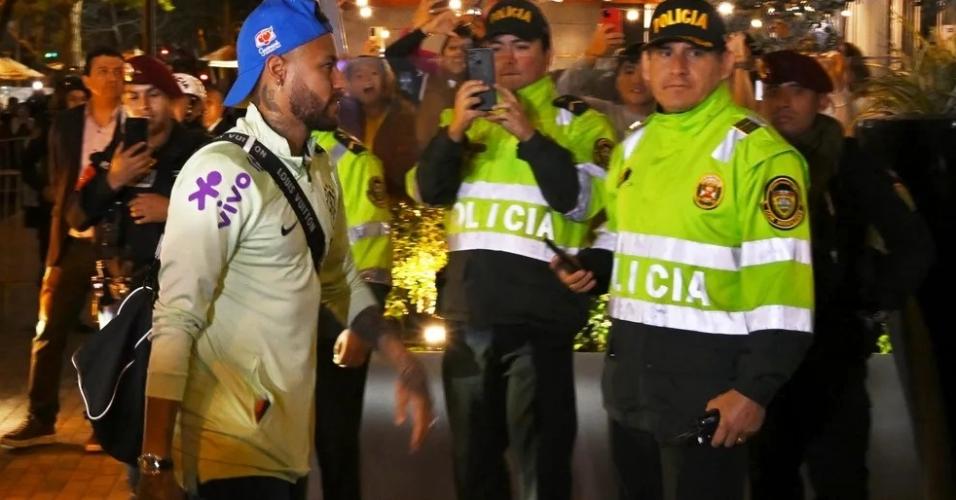 Seleção desembarca em Lima e Neymar é o mais celebrado