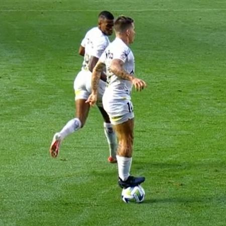 Soteldo pisa na bola durante Santos x Vasco; ato gerou confusão na Vila Belmiro