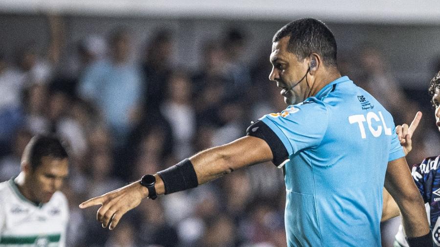 Pênalti polêmico e expulsão relâmpago: Arbitragem de Wagner Magalhães desagradou os dois lados de Santos x Coritiba 