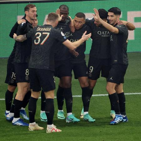 Mbappé comemora gol do PSG contra Reims pelo Campeonato Francês