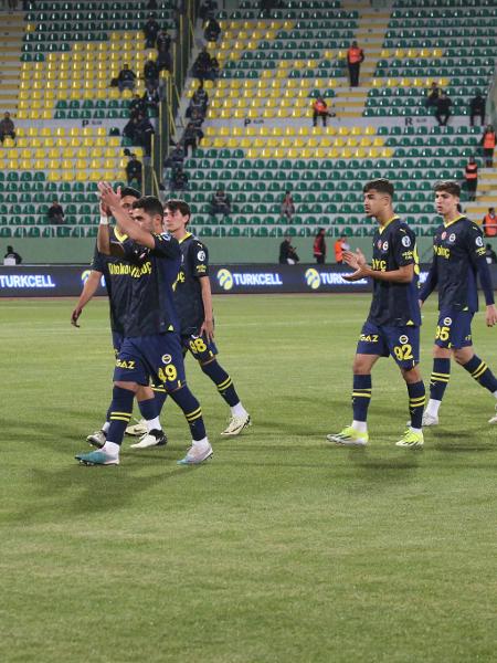 Jogadores do Fenerbahce deixando o campo na final da Supercopa