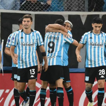 Jogadores do Racing comemoram gol contra o Bragantino, pela Sul-Americana
