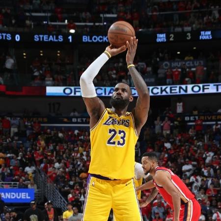LeBron James arremessa um lance livre durante o jogo contra o New Orleans Pelicans  - Layne Murdoch Jr./NBAE via Getty Images