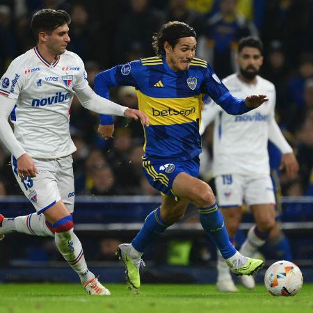 Cavani, do Boca Juniors, disputa bola com Kuscevic, do Fortaleza, na Sul-Americana - Luis Robayo/AFP