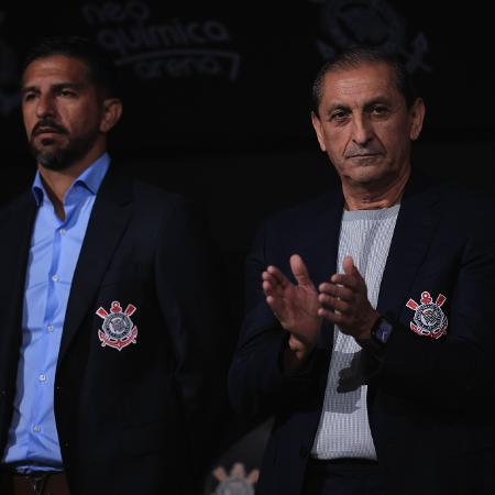 Ramón Díaz e Emiliano Díaz, técnico e auxiliar do Corinthians, durante jogo contra o Criciúma, pelo Brasileirão