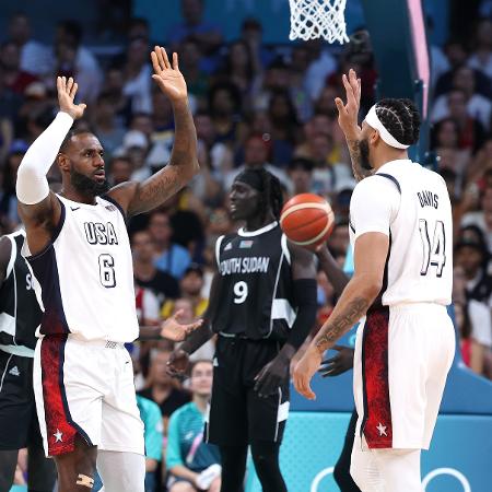 LeBron James cumprimenta Anthony Davis durante jogo de basquete entre EUA e Sudão do Sul, pelas Olimpíadas