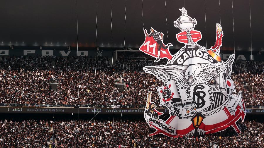 Torcida do Corinthians, antes de jogo contra Flamengo, faz festa com mosaico relativo ao aniversário de 114 anos do clube