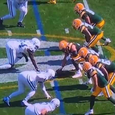 Josh Myers, do Green Bay Packers, vomita na bola antes de jogada em partida da NFL - Reprodução