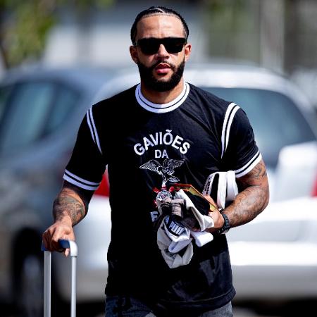 Memphis Depay usa camisa da Gaviões da Fiel antes de treino no Corinthians - Rodrigo Coca/Ag. Corinthians