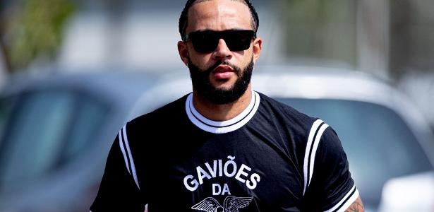 Depay comparece a treino do Corinthians vestindo camisa dos Gaviões da Fiel.