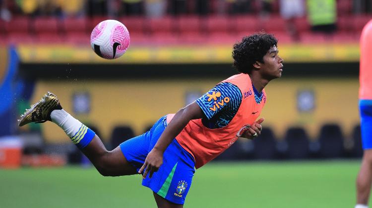 Endrick durante aquecimento de Brasil x Peru, jogo das Eliminatórias