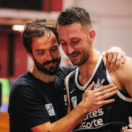 Gustavinho, ex-jogador de basquete, e Elinho, do Corinthians