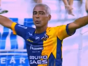 Romário marca seis gols e dá show em jogo beneficente com Denílson em SC