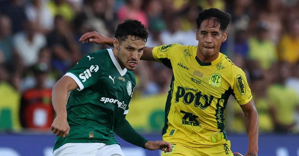 Raphael Veiga, do Palmeiras, faz o passe durante jogo contra o Mirassol, pelo Paulistão