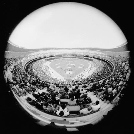 Foto do Veterans Stadium em 1971; estádio norte-americano abrigava uma cadeia