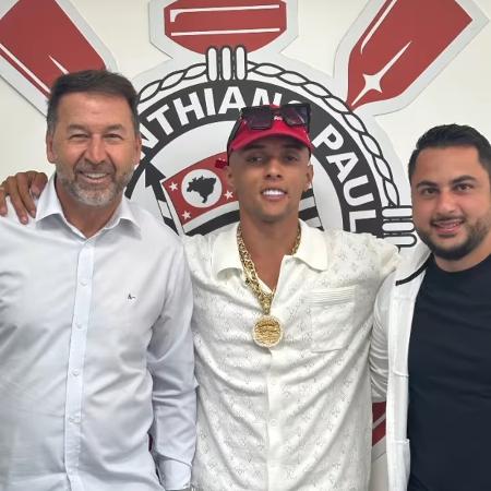Augusto Melo, presidente afastado do Corinthians, Buzeira e Kadu Melo, sobrinho do dirigente, posam juntos no CT Joaquim Grava Augusto Melo, presidente afastado do Corinthians, Buzeira e Kadu Melo, sobrinho do dirigente, posam juntos no CT Joaquim Grava