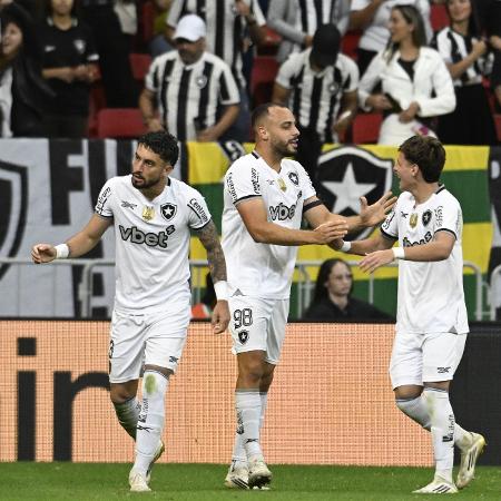 Arthur Cabral comemora gol do Botafogo sobre o Vasco em jogo do Brasileirão Arthur Cabral comemora gol do Botafogo sobre o Vasco em jogo do Brasileirão