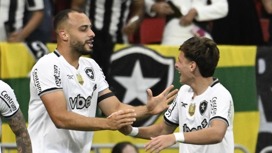 Arthur Cabral comemora gol do Botafogo sobre o Vasco em jogo do Brasileirão Arthur Cabral comemora gol do Botafogo sobre o Vasco em jogo do Brasileirão
