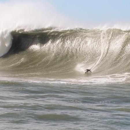 Lucas Chumbo na maior onda já surfada no Brasil