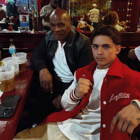 Arturo Gatti Jr., filho de Arturo Gatti, em encontro com Mike Tyson